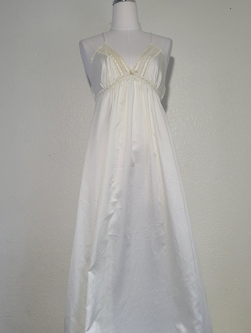 Christian Dior Cream Classic Empire Waist Silhouette Lace-Trim Lingerie Medium